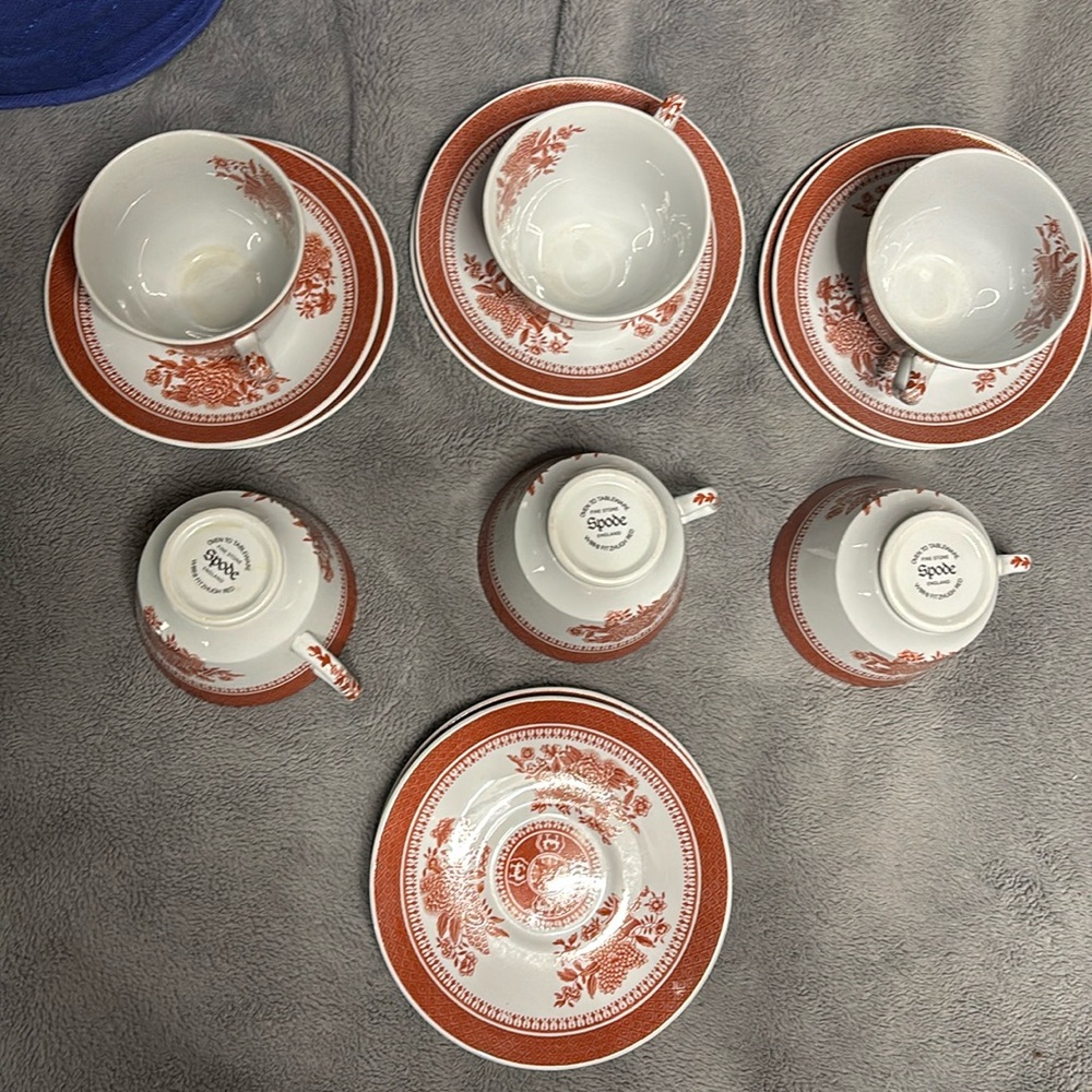Set of 6 cup/saucers w/ 2 extra saucers